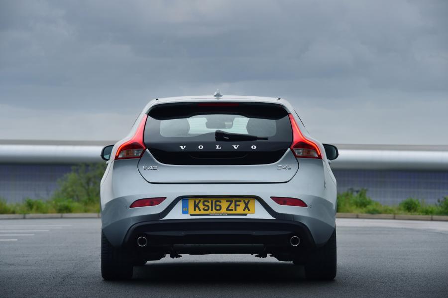  Volvo V40 D4 Inscription 2016 года  (UK) (фото 16 из 34)